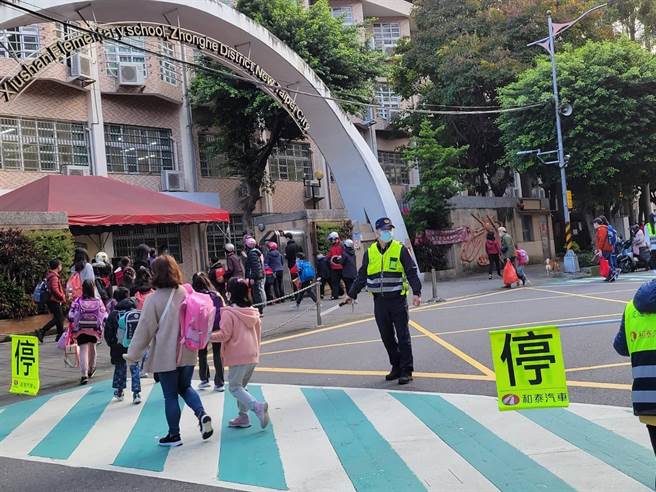 新北市中和警分局今（11）日起编排护童专案勤务，为了确保学童安全，实施「护童专案」。（中和警分局提供）