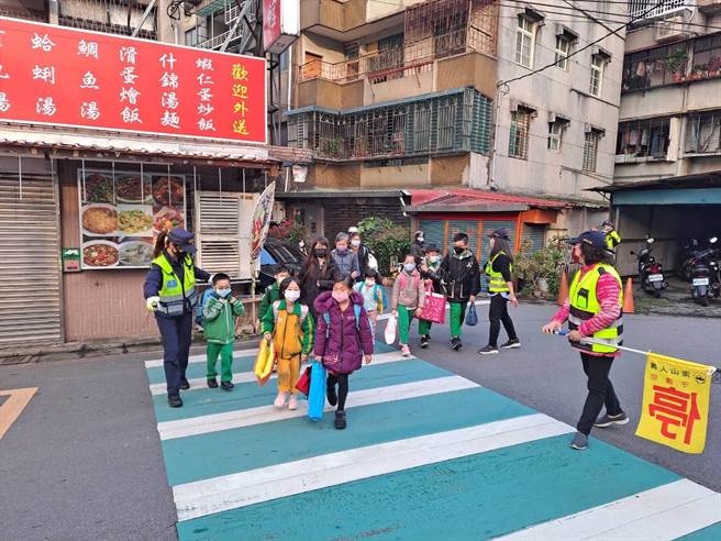 新北市中和警分局今（11）日起编排护童专案勤务，为了确保学童安全，实施「护童专案」。（中和警分局提供）