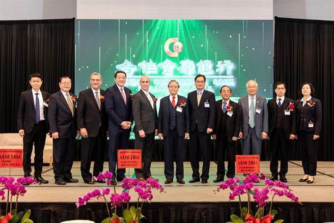 （合库休士顿分行开幕庆祝酒会政商云集，合作金库银行董事长雷仲达(中)与德州眾议员Gene Wu(左4)、大休士顿商会执行长Bob Harvey(左3)、驻休士顿臺北经济文化办事处处长罗復文(右5)等人一同合影。图／合作金库银行提供）