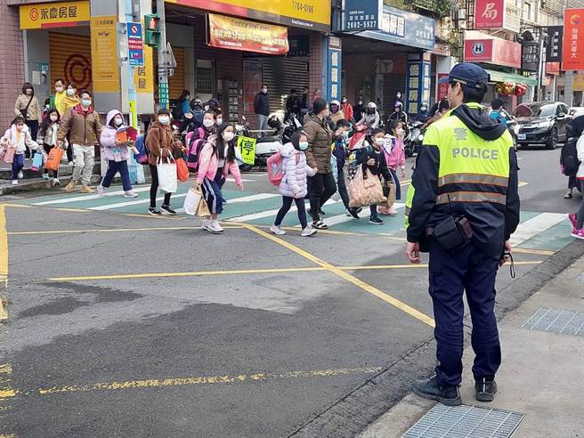 新北市新店警分局执行护童勤务，确保孩童安全。（新店警分局提供）