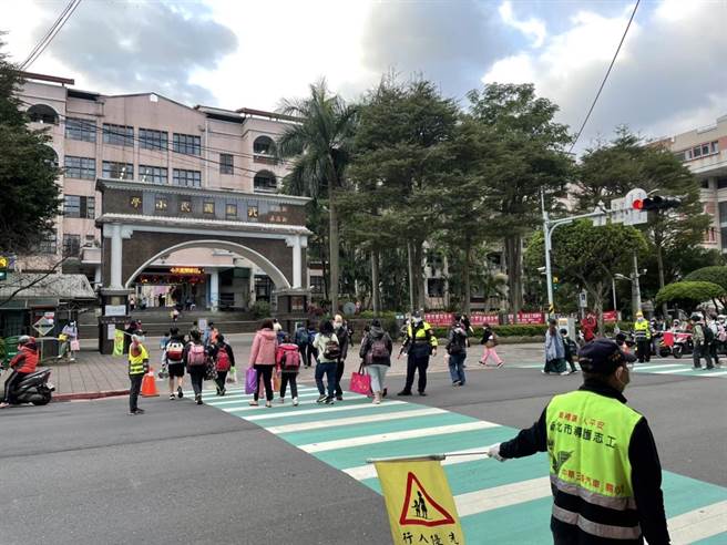 新北市新店警分局执行护童勤务，确保孩童安全。（新店警分局提供）