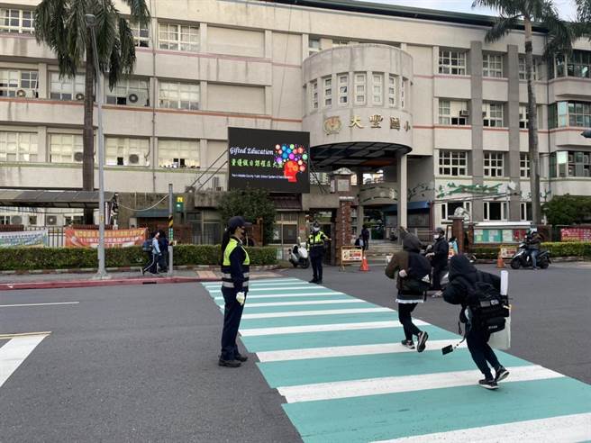 新北市新店警分局执行护童勤务，确保孩童安全。（新店警分局提供）