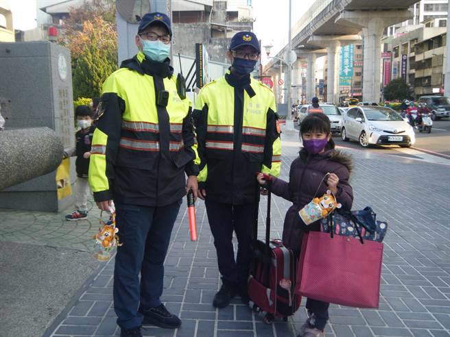 台中市警第五分局指出，因應即將到來的「2022中台灣元宵燈會」，警方於現場發放市府印製的「波波虎」元宵小提燈。（台中市警第五分局提供／張妍溱台中傳真）