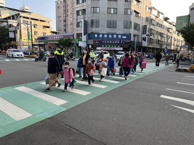 台中市警察局啟動「護童勤務」，計投入450名警力，在全市236所國小，於上、下學時段加強校園周邊巡邏及守望勤務。（台中市警第二分局提供／張妍溱台中傳真）