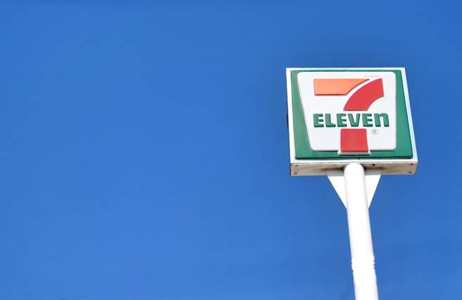 一名女網友表示，昨日傍晚到超商取貨，拿到店員給的小白單，發現其中一張為7元購物金，只要購物就能折抵。（圖／示意圖，達志影像）