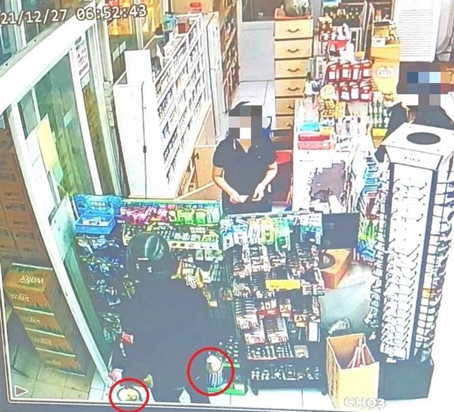 蔡嫌趁店员不注意窃取商品。（翻摄照片／高雄洪靖宜传真）