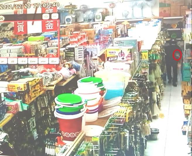 蔡嫌趁店员不注意窃取商品。（翻摄照片／高雄洪靖宜传真）