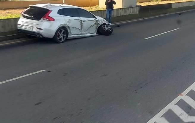 鸡蛋碰石头！云豹甲车战备侦巡擦撞意外，自小客右侧门全毁。(翻摄记者爆料网)