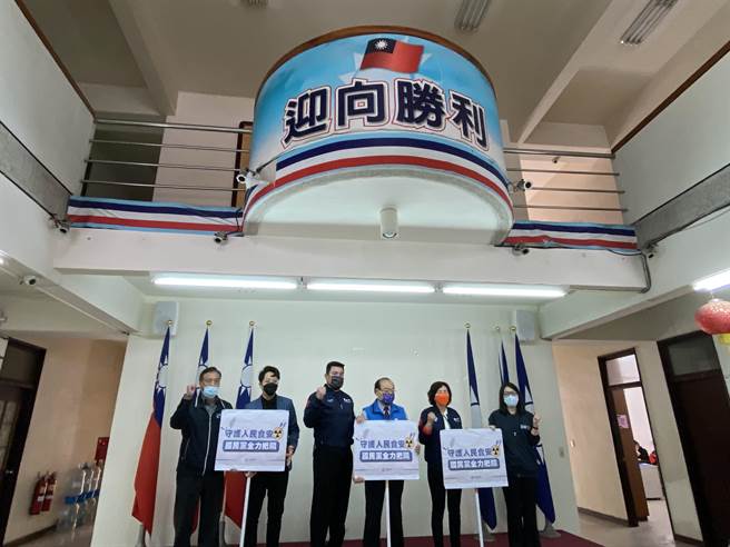 国民党台中市党部11日出面抨击蔡政府置民眾健康于不顾，谴责民进党政府蛮横，台中市府订出中火、莱猪、核食等三个地方自治条例，全遭中央驳回否决，民眾要以让民进党下台抗议。（卢金足摄）