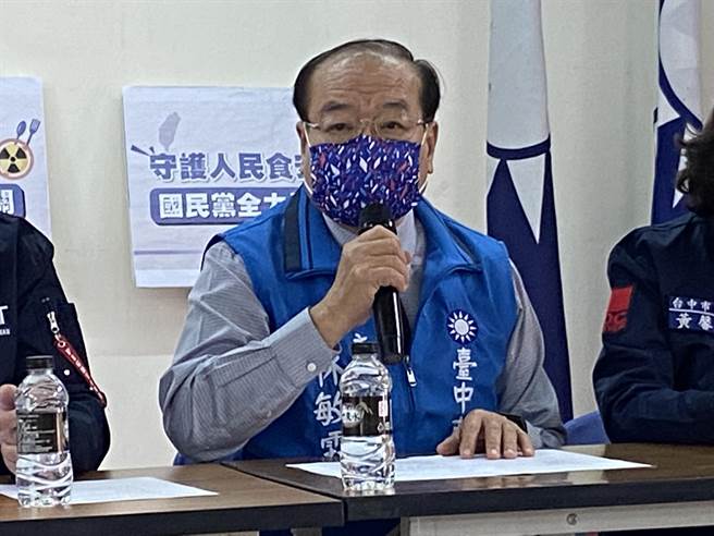 国民党台中市党部主委林敏霖指出，蔡总统当选时说「谦卑再谦卑」，但现在开放核食有何把关标示？让民眾购物、用餐心里毛毛的。（卢金足摄）