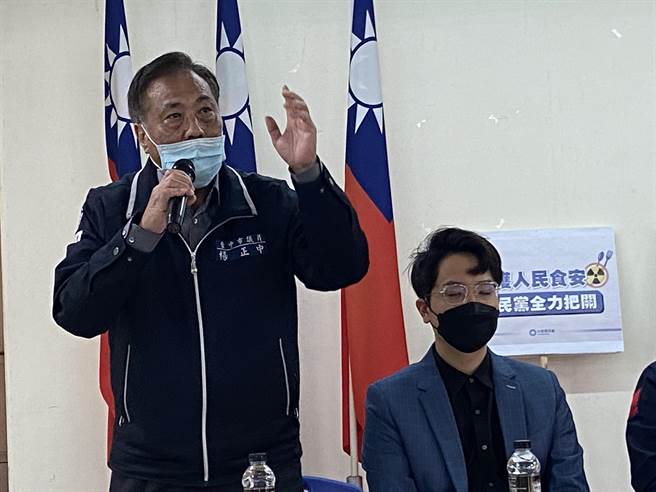 台中市议员杨正中抨击台中市府订出中火、莱猪、核食等三个地方自治条例，全遭中央驳回否决，民眾要以让民进党下台抗议。（卢金足摄） 