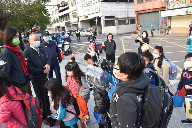 苗栗县长徐耀昌11日一早就到头份市后庄国小关心学校防疫状况。（谢明俊摄）