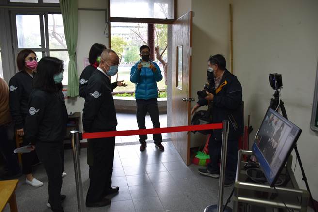 头份市后庄国小设置专用检疫安全通道，让学生可以快速量测体温及消毒。（谢明俊摄）