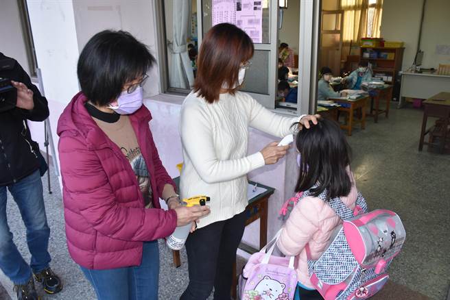 头份市后庄国小加强防疫，所有学生进入教室须经第2次量测量温及消毒。（谢明俊摄）