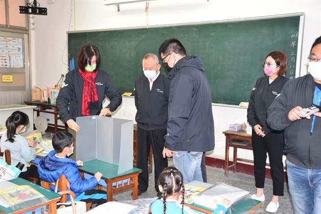 苗栗县长徐耀昌11日一早就到头份市后庄国小关心学校防疫工作。（谢明俊摄）