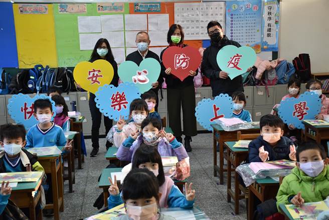 苗栗县长徐耀昌11日一早就到头份市后庄国小关心学校防疫，呼吁家长放心把学生交给学校。（谢明俊摄）