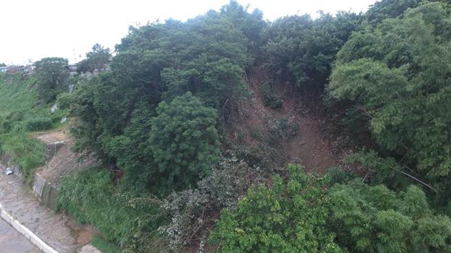 盧碧颱風去年8月過境，造成外埔區長生路294號後方邊坡崩塌。（台中市水利局提供／王文吉台中傳真）