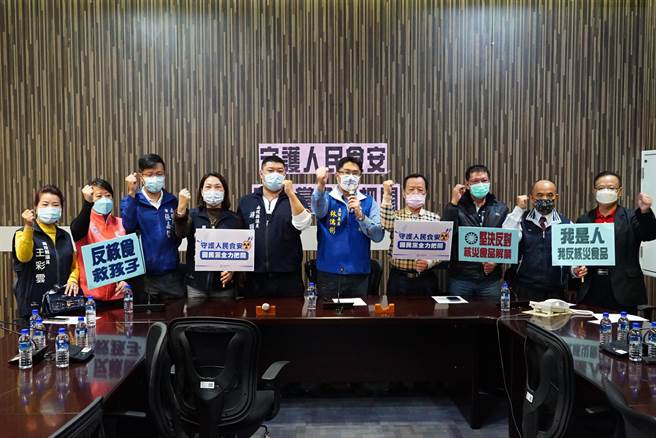 11日国民党南投县党部主委林儒彬号召近10位党籍议员，在南投县议会举行记者会，表示坚决拒绝核食进入南投。(吴建辉摄)