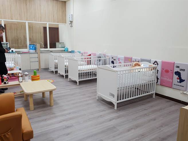 西螺公设民营托育中心有活动区、睡眠区空间，使用科技照顾小贝比。（周丽兰摄）