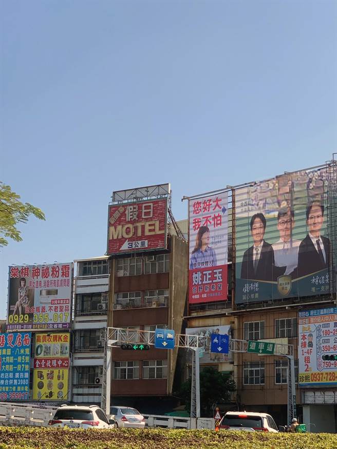 資深媒體人姚正玉爭取國民黨提名角逐台南市中西、北區議員，第1面競選看板在東門圓環亮相。（姚正玉提供／洪榮志台南傳真）