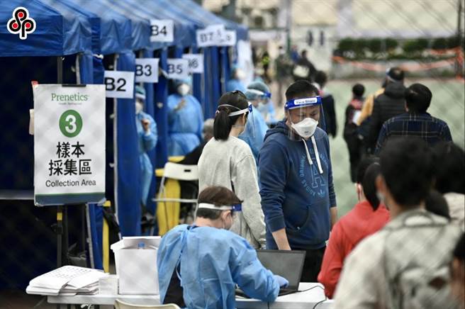 香港新增约1325例确诊病例，另有约800例初步阳性病例 。图为10日香港亚皆老街游乐场流动採样站，有市民排队检测。 （中新社）