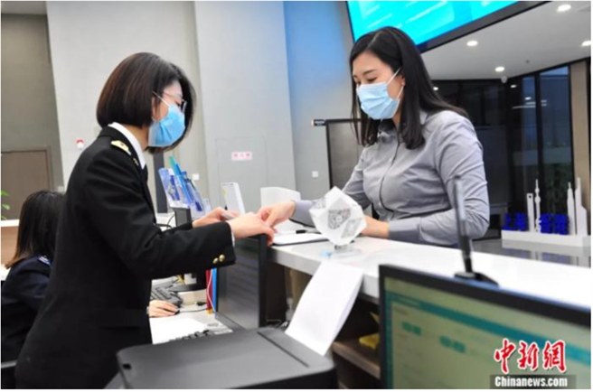 2022年1月1日，《区域全面经济伙伴关系协定》(RCEP)正式生效，青岛海关于当日零时在RCEP青岛经贸合作先行创新试验基地原产地证书审签中心为青岛海湾集团有限公司出口至日本的2800余吨氯化钙签发了原产地证书。（中新社）