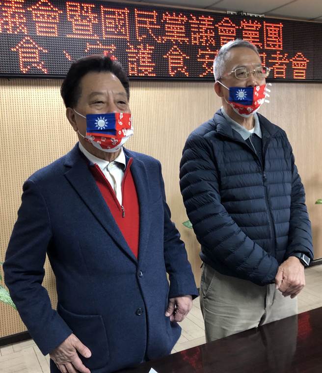 金门县议长洪允典（左）偕秘书长翁自保要求县府採取因应措施，确保乡亲大眾和学子健康安全。（李金生摄）