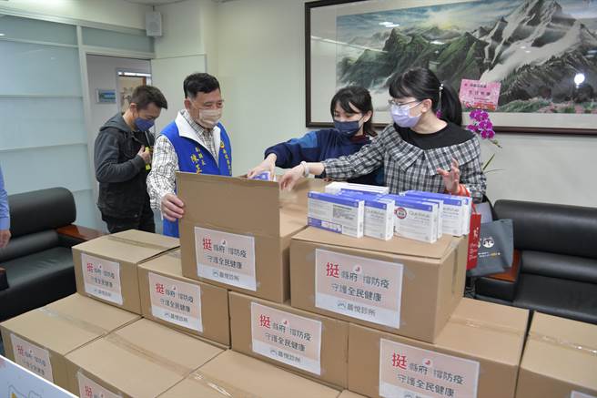 郭子乾亲自将2880剂快筛试剂送抵南投县政府，由副县长陈正升代表接受并致谢。（吴建辉摄）