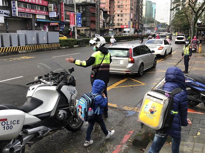 新北市汐止警分局出動警用重機車疏導交通，確保孩童上課安全。（汐止警分局提供）