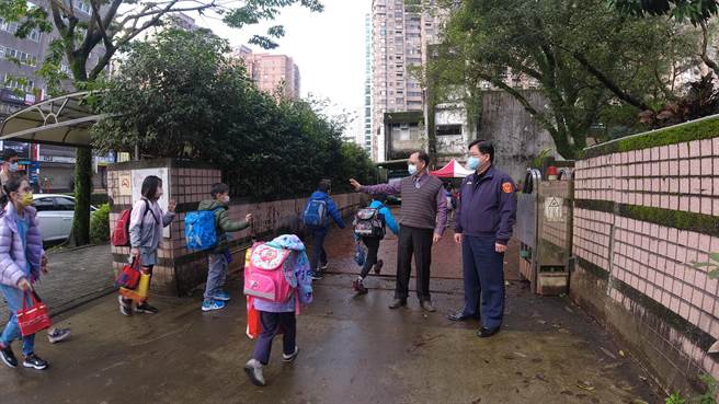 新北市汐止警分局執行護童勤務，確保孩童上課安全。（汐止警分局提供）