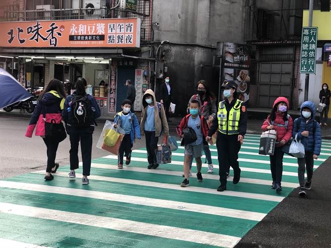 新北市汐止警分局執行護童勤務，確保孩童上課安全。（汐止警分局提供）
