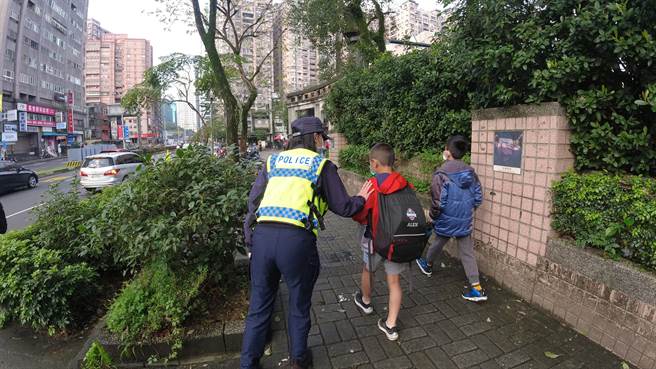 新北市汐止警分局執行護童勤務，確保孩童上課安全。（汐止警分局提供）