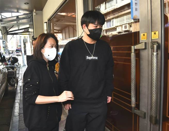 六月丶李易夫妻檔一早就来帮忙打理。（粘耿豪摄）