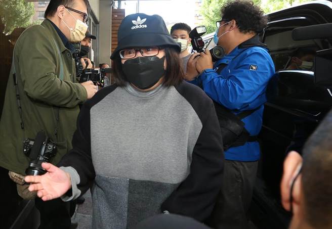 锺欣凌在灵堂待了2个小时左右。（粘耿豪摄）