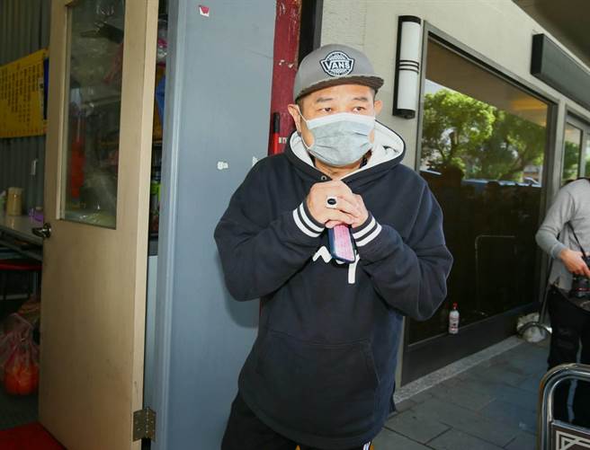 许效舜难过挚友明金成早早离世。（粘耿豪摄）