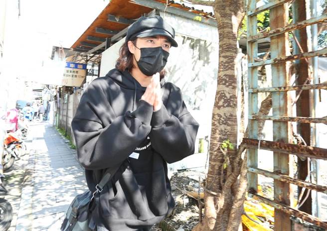 贺军翔一身黑到灵堂吊唁明金成。（粘耿豪摄）