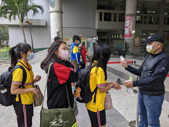11日是开学首日，左营国中学生进校都要量体温、消毒。（曹明正摄）