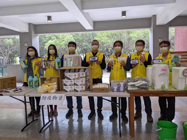 11日是开学首日，在家长会与学校的配合下，左营国中各防疫物资供应无虞。（曹明正摄）