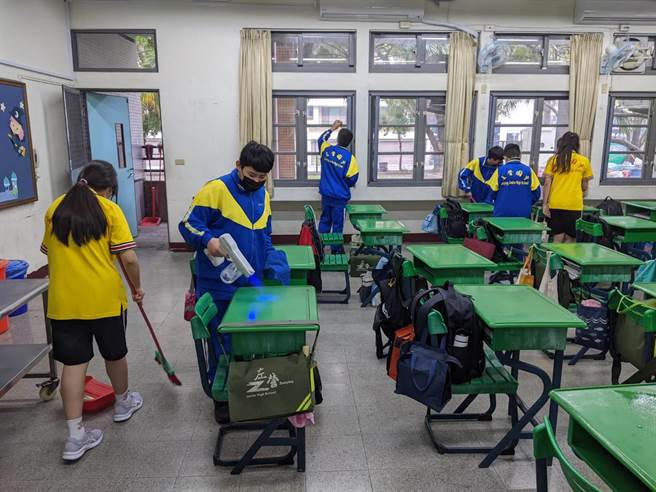11日是开学首日，在家长会与学校的配合下，左营国中各防疫物资供应无虞。（曹明正摄）