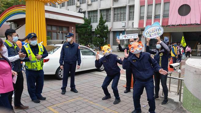 在台南市警一分局文化派出所实习的2名警专生，因戴上纸折老虎头套唱歌跳舞执行护童勤务，引发警界议论。（警一分局提供／洪荣志台南传真）