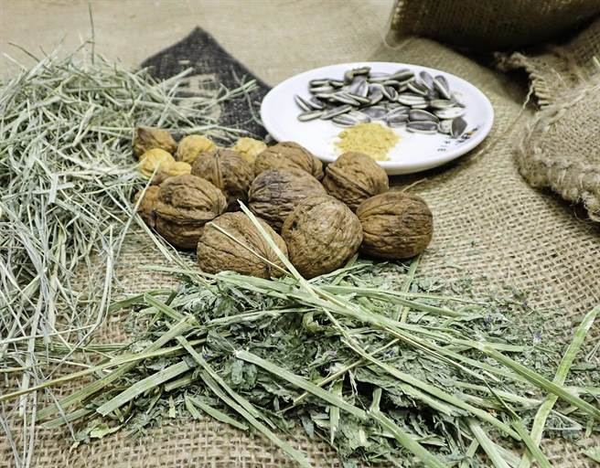 「新春小福袋」裡面裝滿黑猩猩們喜愛的零食-無花果、核桃、葵瓜子以及苜蓿、百慕達乾。（台北市立動物園提供／楊亞璇台北傳真）