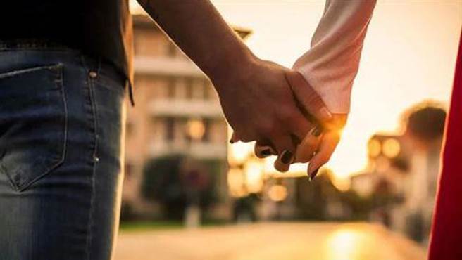 上海女子戀小鮮肉網友被騙1600萬，嗜賭男詐騙獲刑11年6月。（上海法治報）