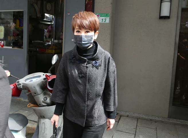 陳雅琳今抵達明金成導演靈堂致意。（粘耿豪攝）