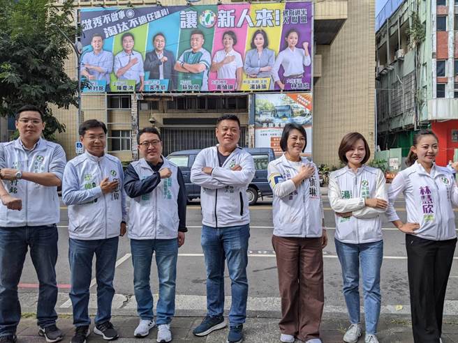 民进党高雄巿议员参选人所组成的「迈向过半大联盟」。（曹明正摄）