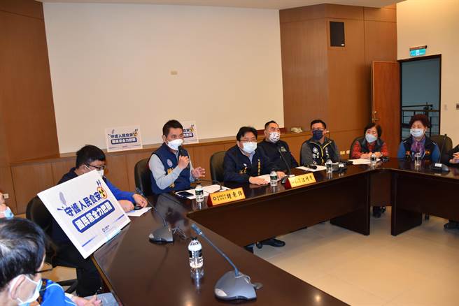 国民党苗栗县党部主委锺东锦呼吁大家暂时拒买日本食品，以维护自己安全。（谢明俊摄）