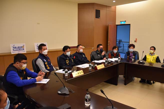 国民党苗栗县党部11日举行反日本核食记者会，立委徐志荣质疑日本核食检验标准不一。（谢明俊摄）