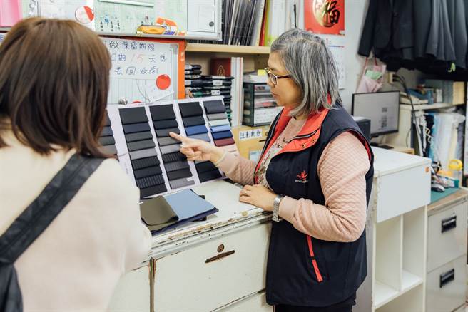 协助顾客挑选心中理想的布料材质与花色，是订制师的重要工作之一。（摄影／林冠良）