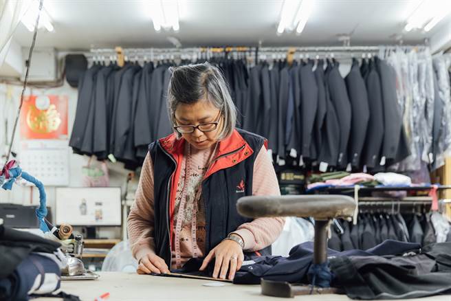 服装订制师需要仔细确认顾客需求，并进行后续的版型沟通制作，让成品能贴近顾客的预想模样。（摄影／林冠良）