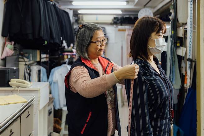 精确测量身形是订制师的重要任务，以确保成品穿起来服贴、合身，并达到修饰身材的效果。（摄影／林冠良）
