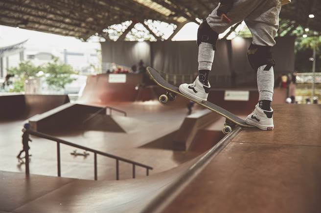 台北市有許多符合標準的專業場地，讓喜愛滑板、直排輪的玩家有理想的場域可使用。（攝影／黃政達）